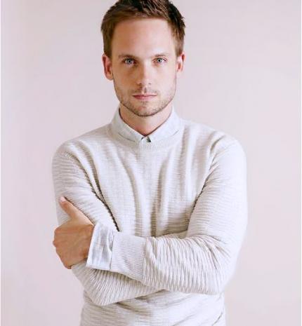 10 szexi fotó a kedvenc ügyvédünket megformáló Patrick J. Adams-ről