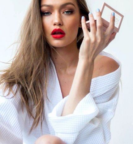 Top10: hangsúlyos sminkek, amelyeket feldobhatsz a Csók Világnapjának alkalmából