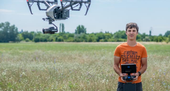 'Szeretem, hogy minden forgatásban van valami kihívás' - beszélgetés Váradi Ádám drónpilótával