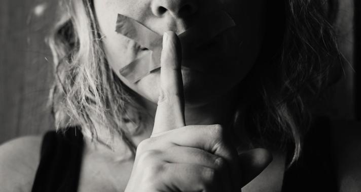 A bántalmazó kapcsolat intő jelei