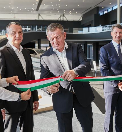 Megnyílt a világ egyik legmodernebb Mercedes-Benz márkakereskedése Budaörsön