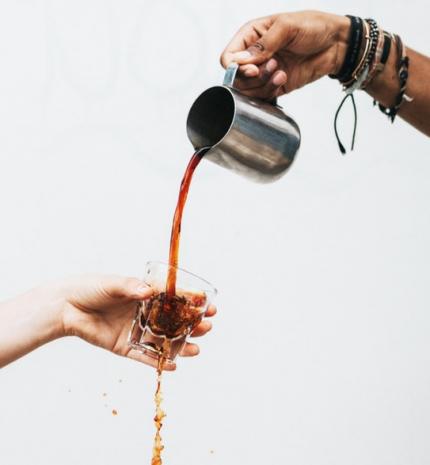 A hosszú élet titka: kevesebb kávé és mérsékelt mennyiségű alkohol