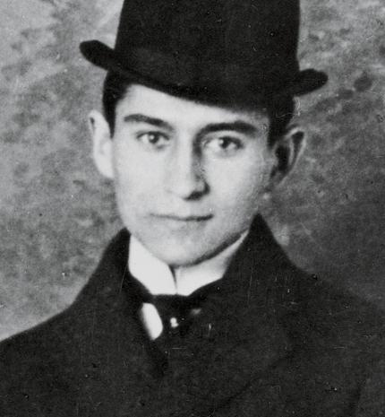 'Kapaszkodunk a világba és panaszkodunk, hogy nem ereszt.' Idézetek Franz Kafkától