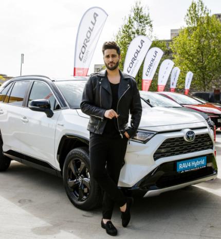 Király Viktor az elsők között váltott a vadonatúj hibrid Toyota RAV4-re