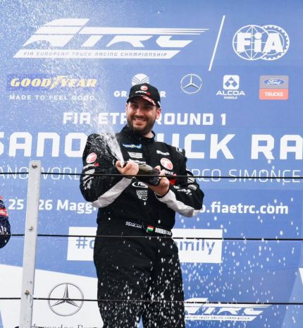 Dobogóval hálálná meg szurkolóinak a biztatást Kiss Norbert a Hungaroringen