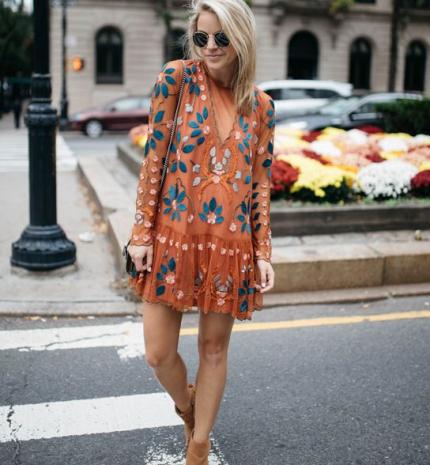 Stílusiskola: így viselj laza virágos ruhákat