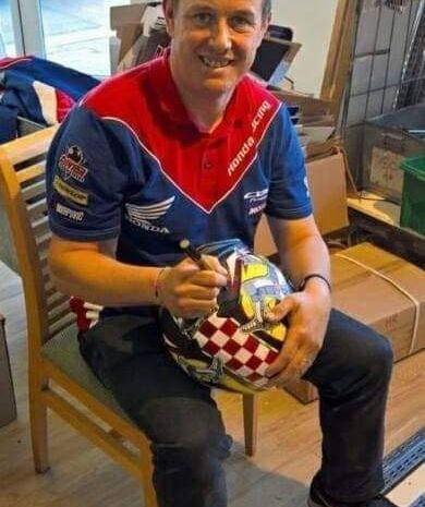 Állatokon segíthetnek, akik licitálnak a John McGuinness által aláírt sisakra