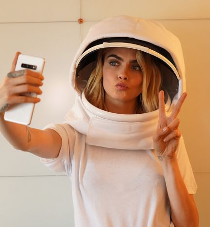 Cara Delevingne és a Samsung elsőként küld szelfit az űrbe