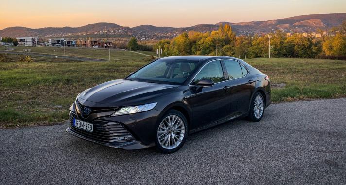 Csatába indul a Toyota Camry
