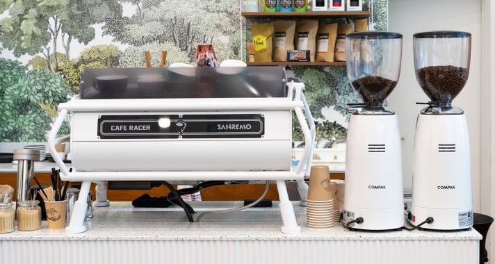 Specialty vonal és egy autókereskedés - Isetta Coffee Bar a Wallis Motor Pest szalonjában