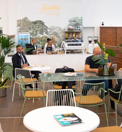 Specialty vonal és egy autókereskedés - Isetta Coffee Bar a Wallis Motor Pest szalonjában