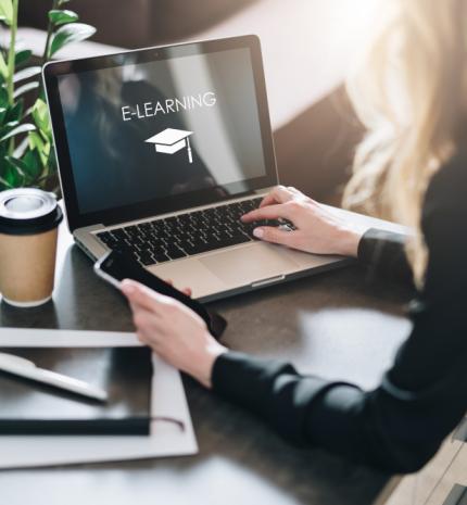 Hasznos tippek, hogy előnyünkre fordítsuk a bezártságot! – Mit tanuljunk online home office idején?