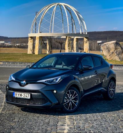 Csak hátra ne kelljen ülni – Toyota C-HR 1.8 Hybrid Executive
