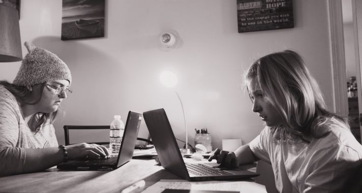 Már gyermekeink internetes zaklatására is köthetünk biztosítást