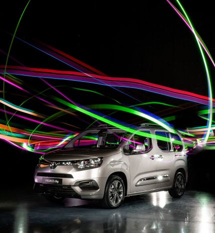 KÜLÖNLEGES HAZAI MŰVÉSZETI PROJEKT FŐSZEREPLŐJE VOLT A VADONATÚJ TOYOTA PROACE CITY VERSO