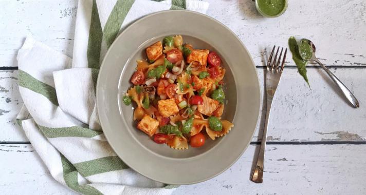 Lazacos farfalle (pirított újhagyma, tökmagos petrezselymes pesto)