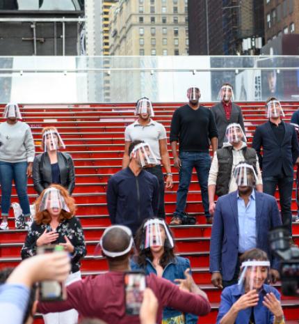 Újra együtt énekelt a Broadway közösség