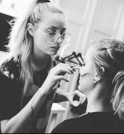 'Nehéz dolog ez most, de mindig lehet miért hálásnak lenni.' - Beszélgetés Schaub Vivien, beauty sminkessel