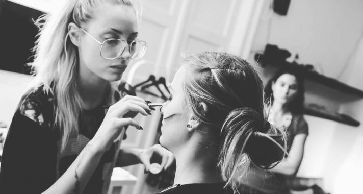 'Nehéz dolog ez most, de mindig lehet miért hálásnak lenni.' - Beszélgetés Schaub Vivien, beauty sminkessel