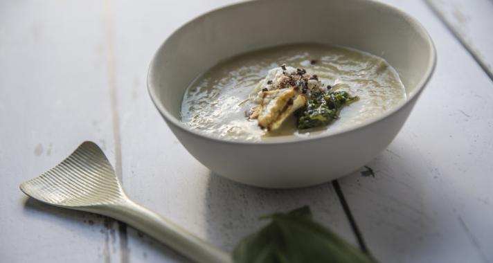 Sült zellerkrémleves (ropogós zeller, borsos kecskesajt, petrezselyem relish)