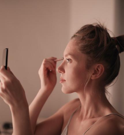 A sminkmesterek gyors trükkje, mely nagyítja a szemet