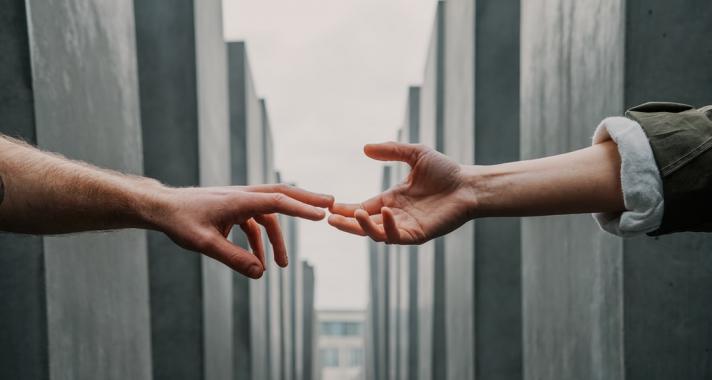 Rejtőzködő manipulátorok markában