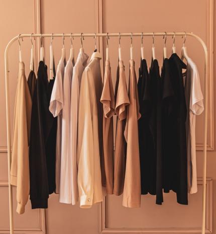 Stílusiskola: Így építsd fel a kapszula gardróbodat
