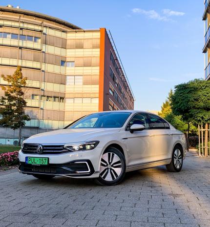 Nem kell kapkodni – Volkswagen Passat GTE