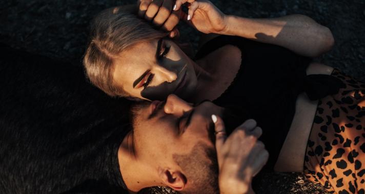 Előbb behízelgi magát, aztán rombol – Hogyan védekezz a nárcisztikus manipuláció ellen?