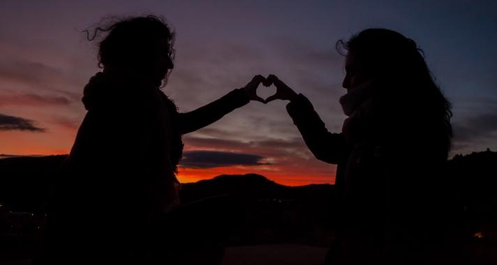 Az elfogadást befolyásolhatja az identitás és a kor, de a szerelmet nem