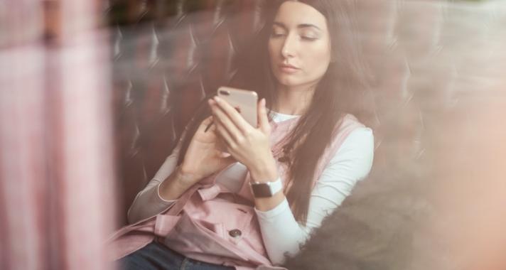 Miért érzik szükségét a nők az állandó posztolásnak?