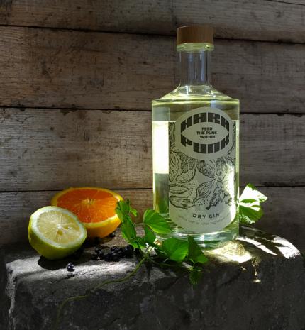 Nemeskomlókkal készített gint egy magyar kisüzemi sörfőzde