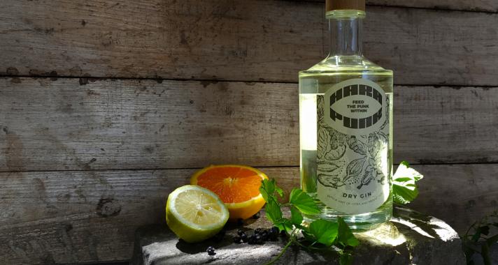 Nemeskomlókkal készített gint egy magyar kisüzemi sörfőzde