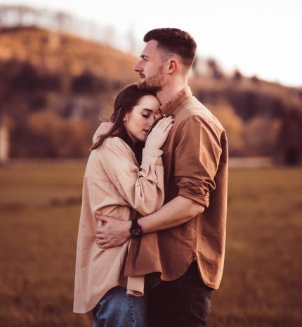 A nárcisztikus partner, aki mindenkihez jó, csak hozzád nem