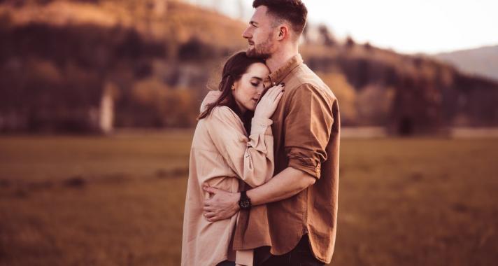 A nárcisztikus partner, aki mindenkihez jó, csak hozzád nem