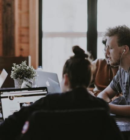 Munkahelyi szokások pandémia idején, melyek lendületet adhatnak a karrierednek