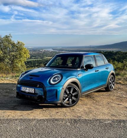 Kicsit kevesebb stílus, több praktikum – Mini Cooper S 5 ajtós