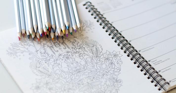 Színezd ki! : A felnőtt színezők pozitív hatásai