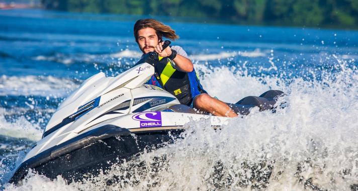 Izgalmas vízi sportok a hullámok szerelmeseinek