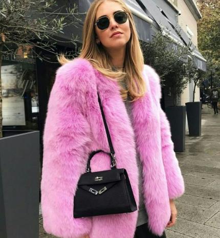 Stílusiskola: mondj búcsút a télnek színes szőrös kabátokban