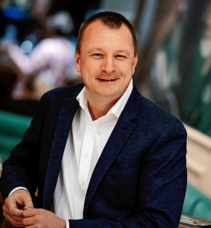 'Igazi terápia volt könyvet írni a Forma1-es élményeimről' – Megjelent Szujó Zoltán első könyve
