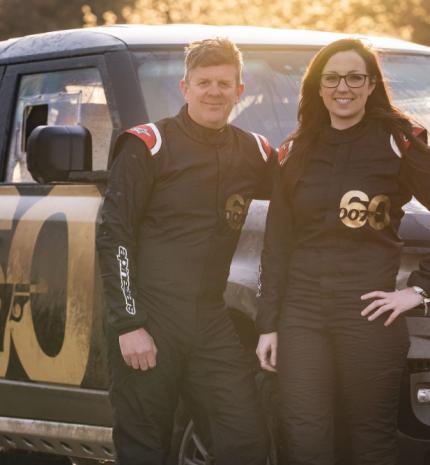 A James Bond filmek autós kaszkadőre egyedi kivitelű Land Rover Defenderrel ünnepel