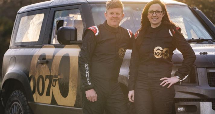 A James Bond filmek autós kaszkadőre egyedi kivitelű Land Rover Defenderrel ünnepel