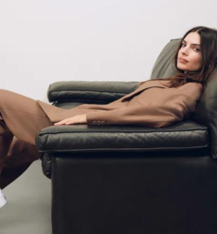 Emily Ratajkowski sportcipőre cserélte a magassarkút