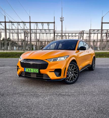 Az egyik leggyorsabb villanyos – Ford Mustang Mach-E GT