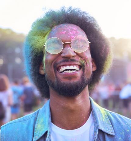 Hogyan kaphatsz trendi, fesztiválos hangulatú megjelenést? Íme, a tanácsaink, hogyan öltözz egy fesztiválra!