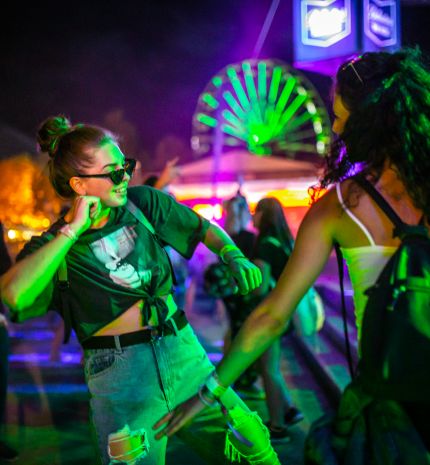 Hatalmas durranások: Sean Paullal, a Clean Bandittel és a Balaton legnagyobb tűzijátékával tér vissza Zamárdiba a STRAND Fesztivál