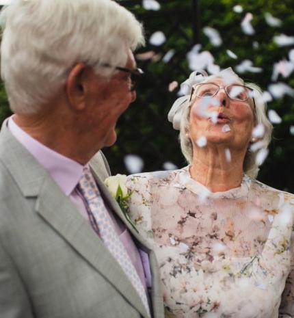 Az idősek közül sokan ugyanazok a fiatal suhancok meg fruskák maradnak odabent