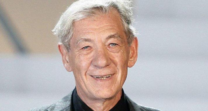 Az irodalomnak mégiscsak helye tud lenni egy divatbemutatón - Ulysses íróját idézte fel a Gandalfot játszó 83 éves színész