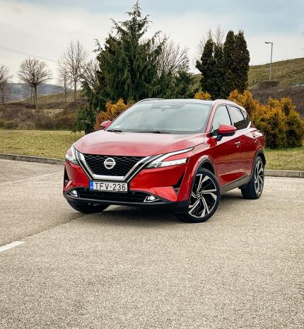 Ne temessük egyáltalán – Nissan Qashqai 1.3 DIG-T 4WD X-Tronic Tekna+